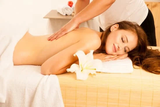 Le massage californien soulage les tensions physiques comme mentales grâce à des manoeuvres d'enveloppement .